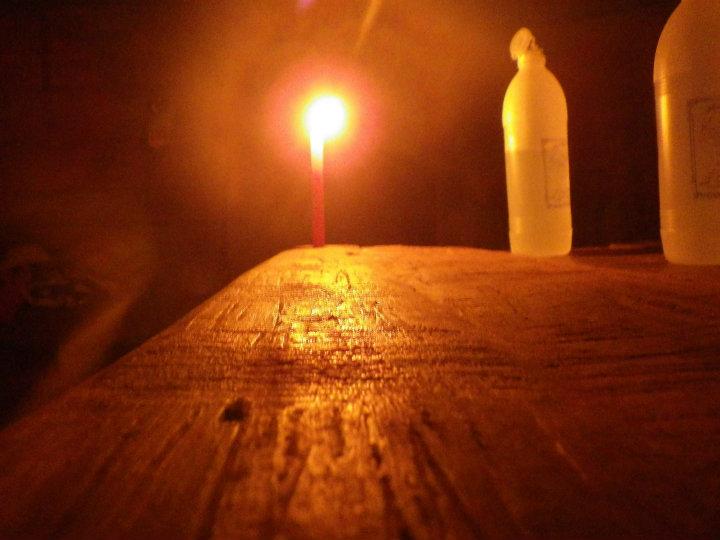 Hygge omkring stearinlys i landsby uden elektricitet
