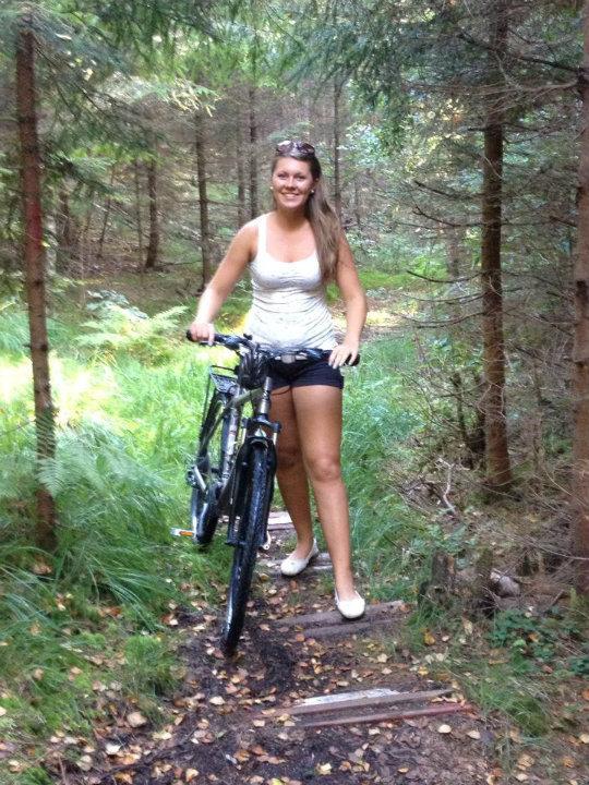 Drasset rundt på sykkel i skogen da...