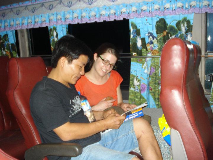 Es krijgt vietnamese les in de bus naar Hue (Vietnam)                                