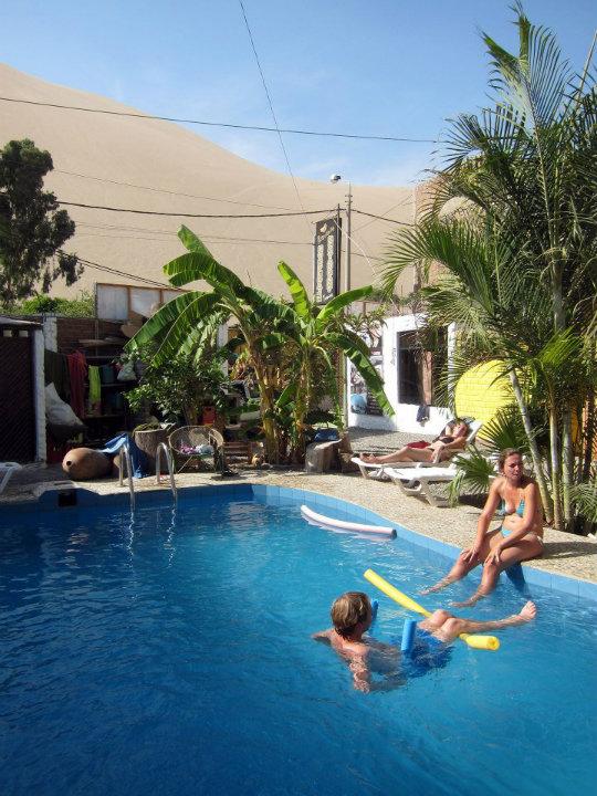 Chillen aan het zwembad in Huacachina