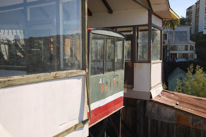Heel oud treintje in Valparaiso om van het hoge naar het lage deel van de stad te gaan (en andersom)