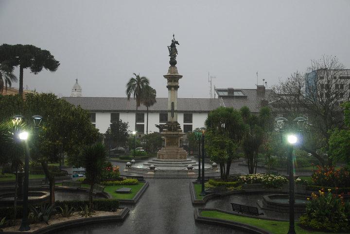 Plaza Grande in Quito (en stromende regen)