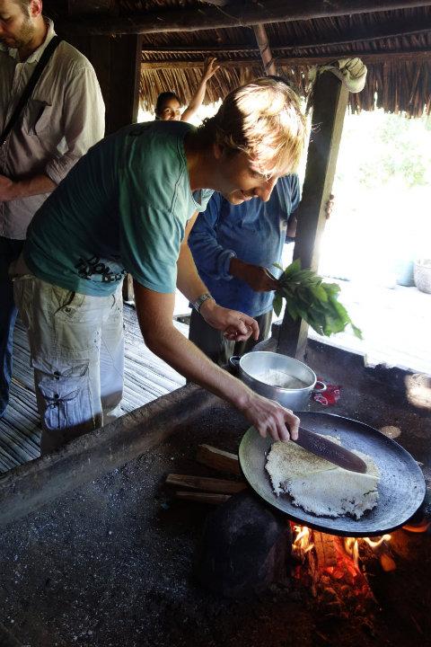 Frans maakt yuca-brood (zoals de lokale vrouwen dat doen ;))