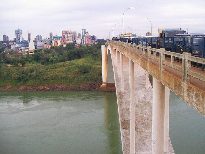 Ponte da Amizade van Foz do Iguaçu, Brazilië  naar Ciudad del Este, Paraguay (Bron: Wikipedia)