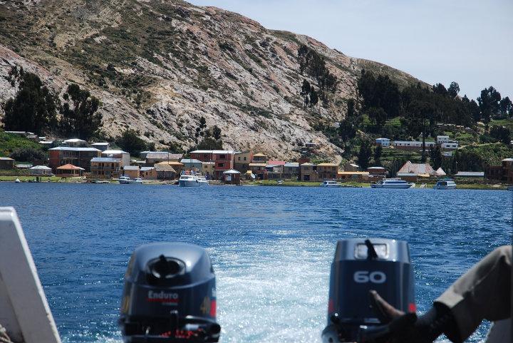 Provisorische Boliviaanse boot met twee buitenboordmotors van/naar Isla del Sol