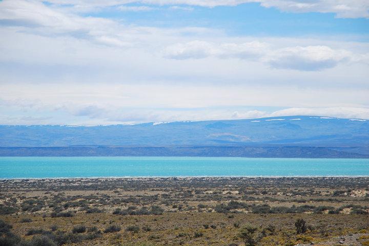 Een meer in de Patagonische woestijn