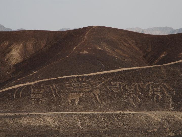 Figuren uit de Pre-Incatijd op de berg bij Nazca