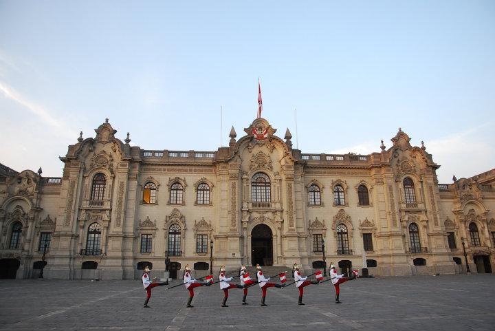 Wisseling van de wacht bij de Palacio De Gobierno