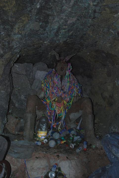 El Tio in de mijnen van Potosí