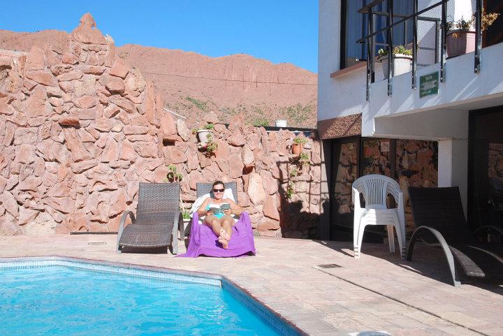 Luieren aan het zwembad van ons hotel in Tupiza