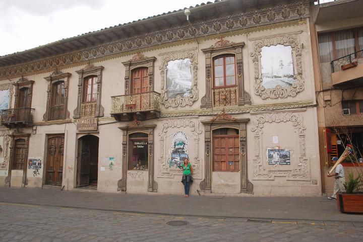 Anneke bij een oud gebouw in Cuenca