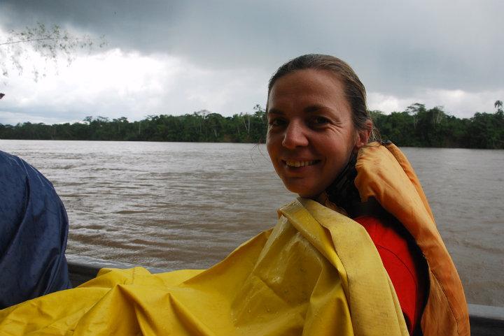 Over de Agua Rico-rivier door de Amazone (in de gietende regen)