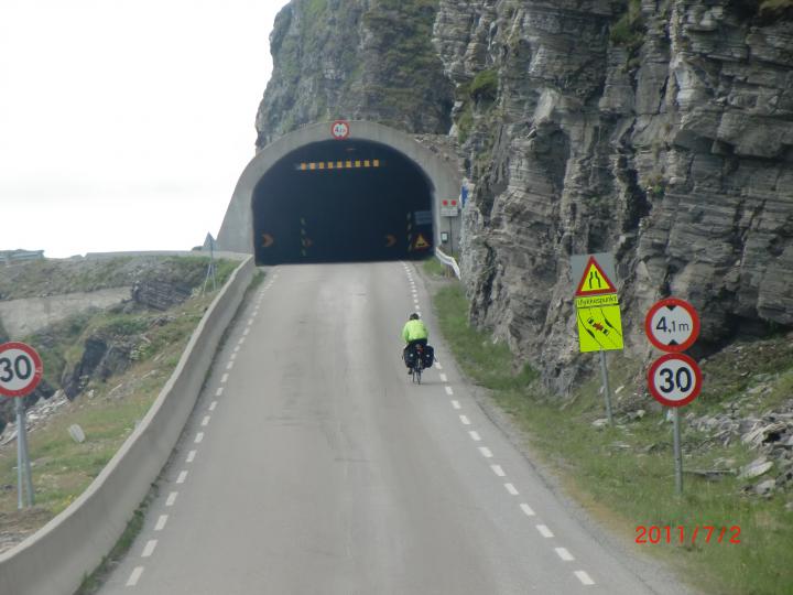 Norunn på veg inn i Skarvbergtunnelen.