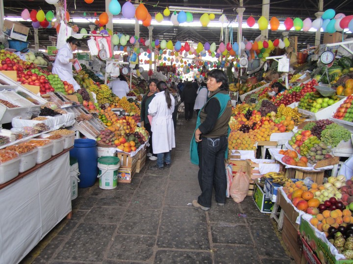 Marked midt i Cusco, pyntet op til fastelavn