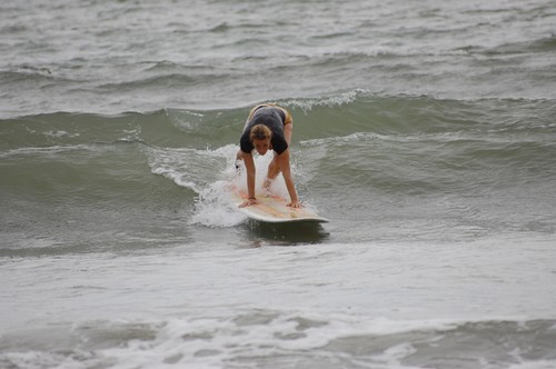 Hanne surfer