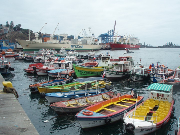 Varikkaita veneita varikkaassa Valparaisossa