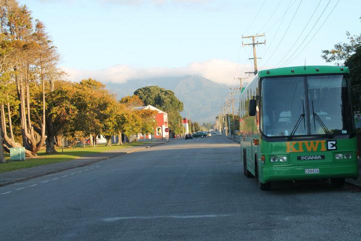 Kiwi- experience bussen ved Westport.