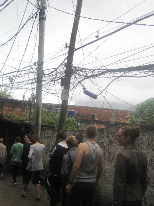 Kabel kaos i slummen. Kobler seg til uvlovlig overalt.