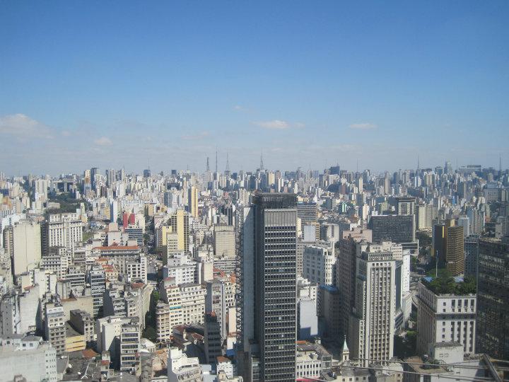 Utsikt fra 161m hoeyt taarn i downtown Sao Paulo. By saa langt oyet kan se.